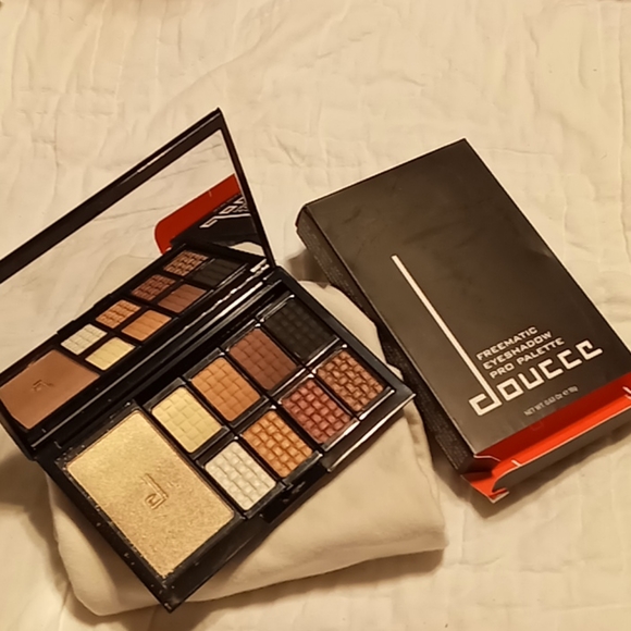 Bronzer and eyeshadow palette - Picture 2 of 3